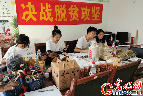 beat365英国官网师生助力直播带货 江津柿子村2小时获赞8.4万